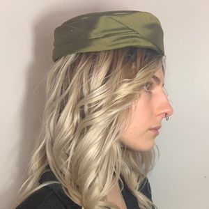 Vintage unbranded pillbox style hat in olive green